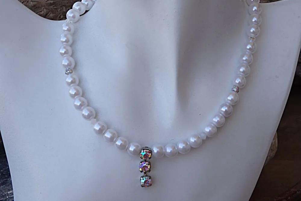 Bridal pearl necklace.